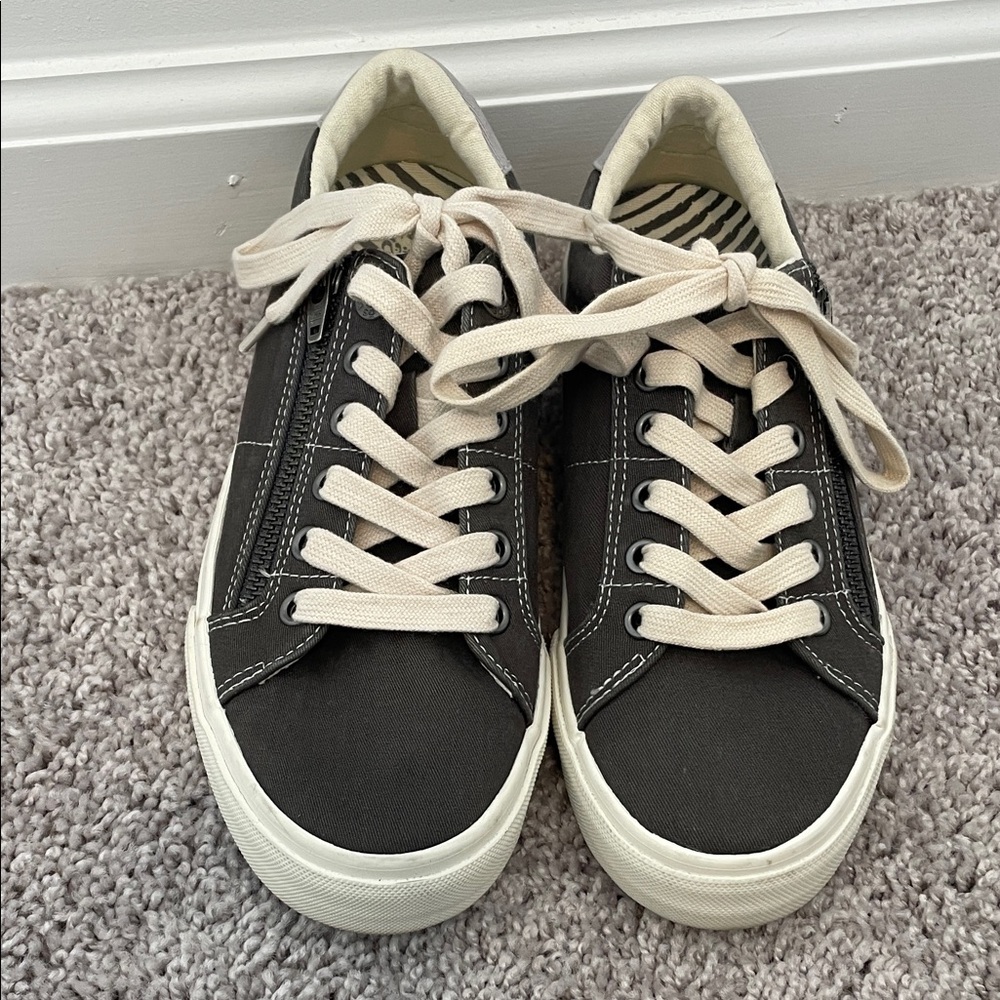 Taos Footwear Gray and Cream Sneakers